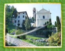 Molina di Ledro mit seiner Pfarrkirche.