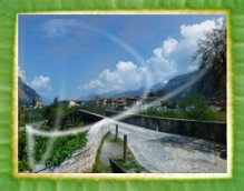 Die Fraktion Ceniga im Süden von Drò mit der romanischen Brücke.
