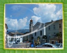 Der Dorfplatz in Drò im April 2010: Es werden Arbeiten zur Verschönerung durchgeführt.