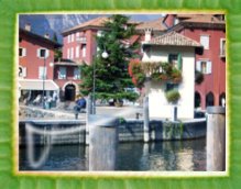 Das Zentrum von Torbole am Ufer des Gardasees.